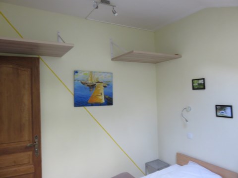 2 étagères en hauteur
